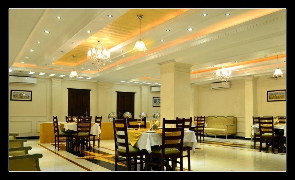 Collection O Hotel Four Boutique Kukas Εξωτερικό φωτογραφία
